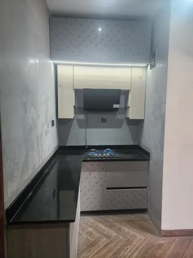Dark counter surface in a narrow kitchen under construction
