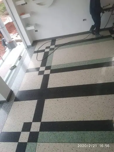 Geometric dark and light floor pattern in an interior